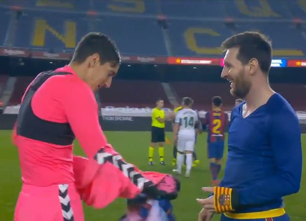 Thủ môn Elche 'ngớ người' khi được Messi đổi áo đấu