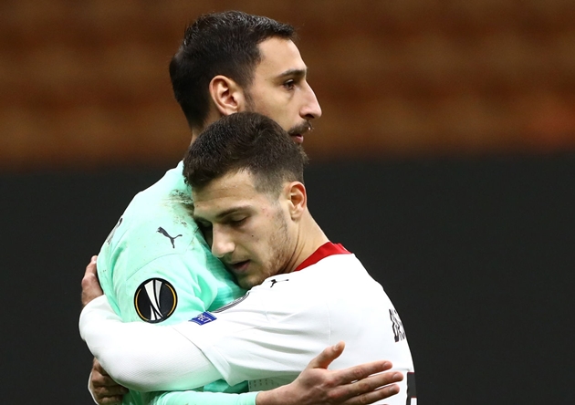 CHOÁNG! "Người thừa" Man Utd tấu hài, AC Milan suýt đối mặt với bi kịch