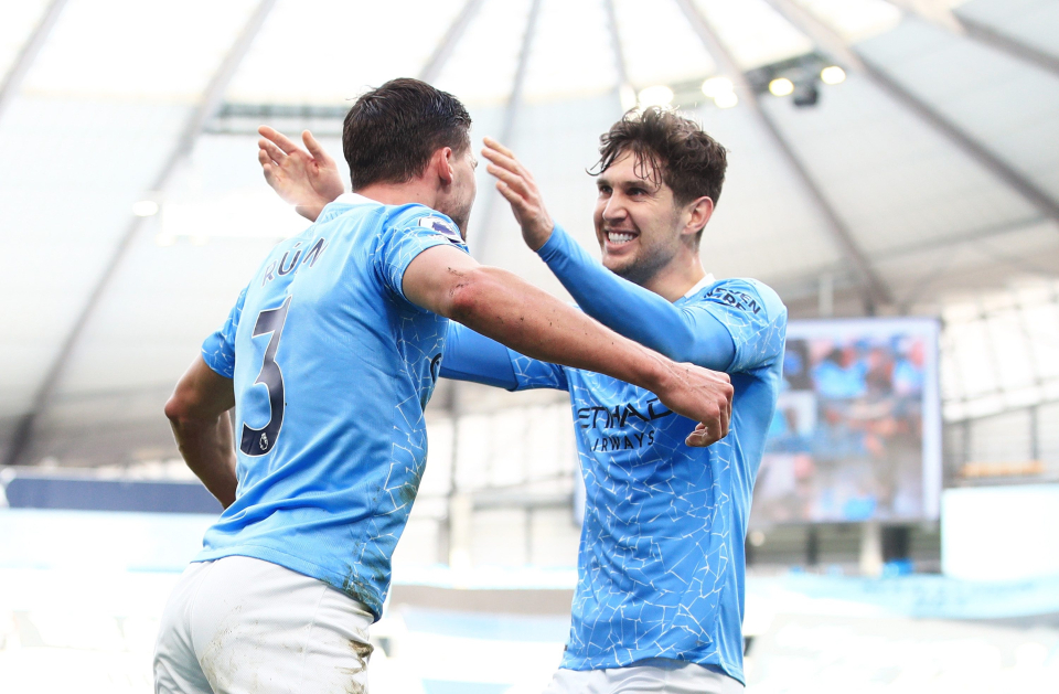 Giúp Man City 'vượt khó', trung vệ trẻ được đặt lên bàn cân so sánh với Van Dijk