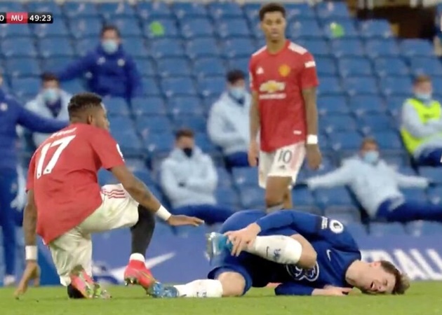 SỐC! Sao Chelsea đạp vào chân cầu thủ Man Utd rồi... lăn ra đau đớn