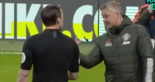 Man United bị tước 11m, Ole tranh cãi thẳng với trọng tài