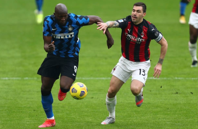 Bị "người thừa" Chelsea chiếm vị trí, thủ quân Milan phản ứng ra sao?