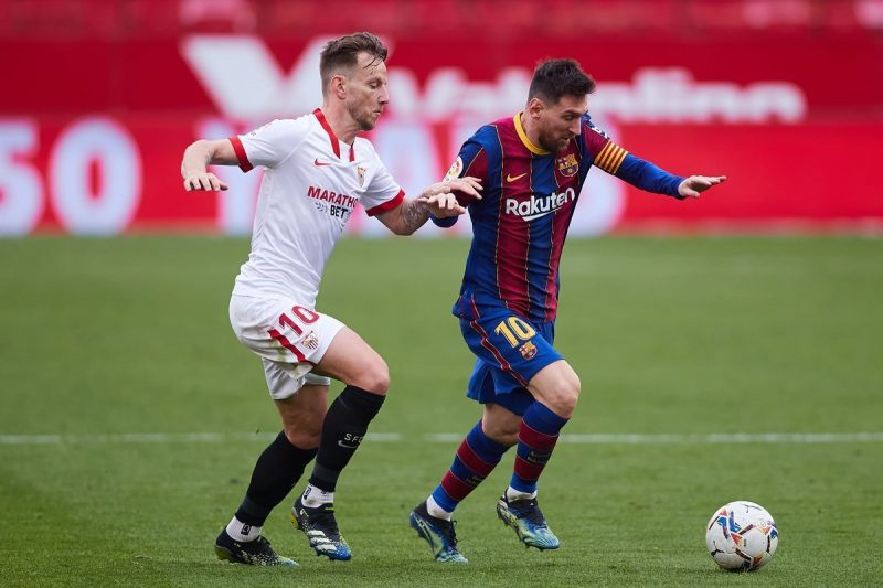 Va chạm với Giám đốc Sevilla, Messi đáp trả: “Về nhà mà khóc lóc”