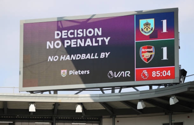 NHM Arsenal "đá xoáy" Man Utd sau khi bị VAR cướp penalty