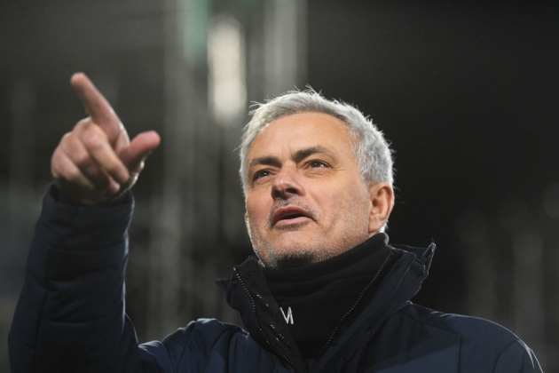 Quyết chiến Man Utd, Mourinho giật "Vidic mới" 28 triệu về Spurs