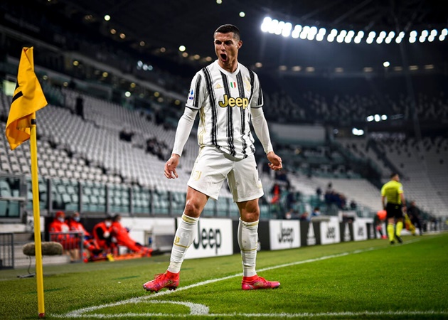 Lập hat-trick siêu đẳng, Ronaldo khiến 'anti' câm lặng sau 1 hành động