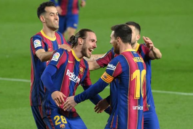 'Penalty ma' xuất hiện, Messi cùng Griezmann lập 2 siêu phẩm giã nát đối thủ 