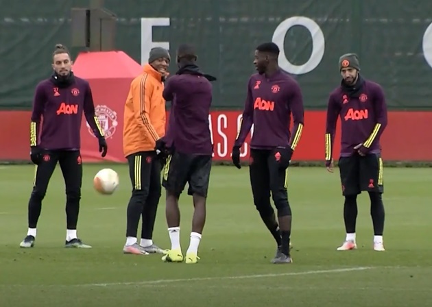 Bruno cười trừ khi Bailly ném bóng 'dằn mặt' Martial