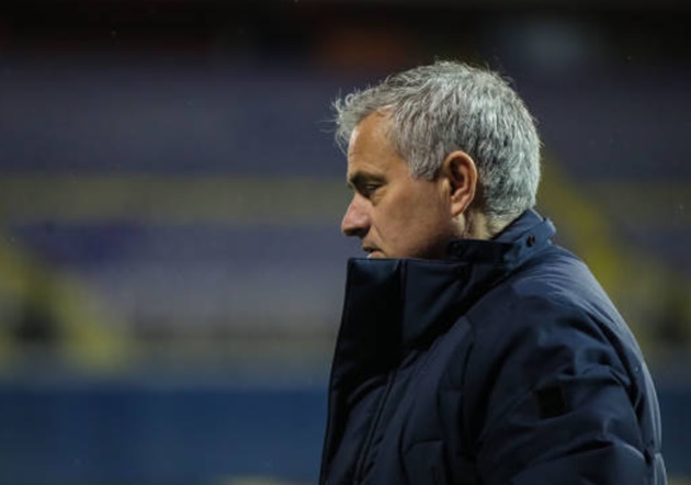 Thua rệu rã, Mourinho vào phòng thay đồ đối thủ làm ngay 1 điều