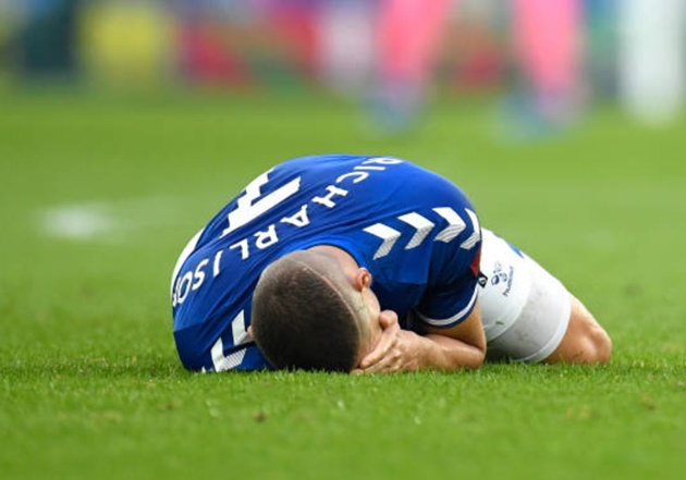 Như 1 thói quen, thủ lĩnh Man City thúc cùi chỏ vào mặt sao Everton