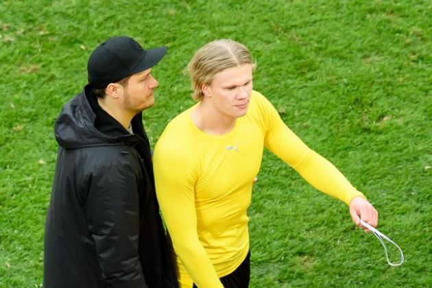 Lập cú đúp nhưng Dortmund không thắng, Haaland giận dữ vứt áo đi vào đường hầm
