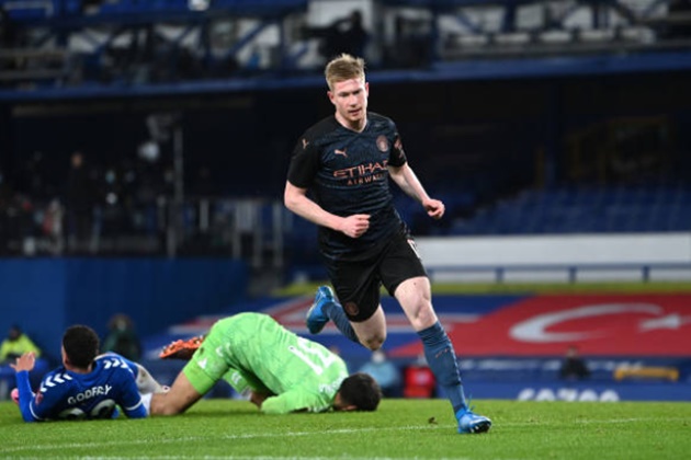 Kỳ binh náo loạn phá thế phong bế, Man City loại bỏ Everton dệt tiếp mộng ăn 4