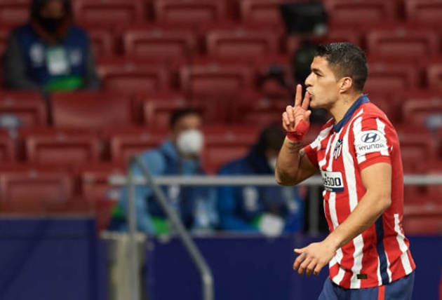 Suarez sắc lẹm, Atletico thắng hú vía nhờ 'bàn tay vàng'