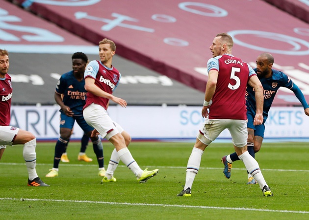 Thay người đỉnh cao, Arsenal hòa West Ham với kịch bản điên rồ