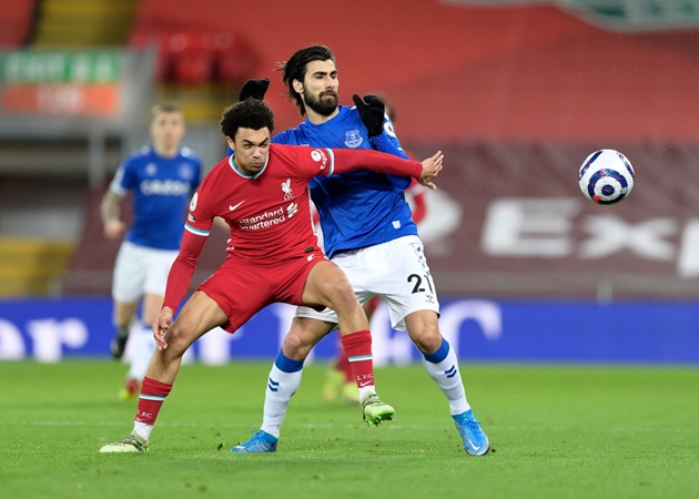 Ảnh bài viết 'Máy tạt' Liverpool tụt dốc khó tin, Gerrard liền phản đối HLV Tam Sư