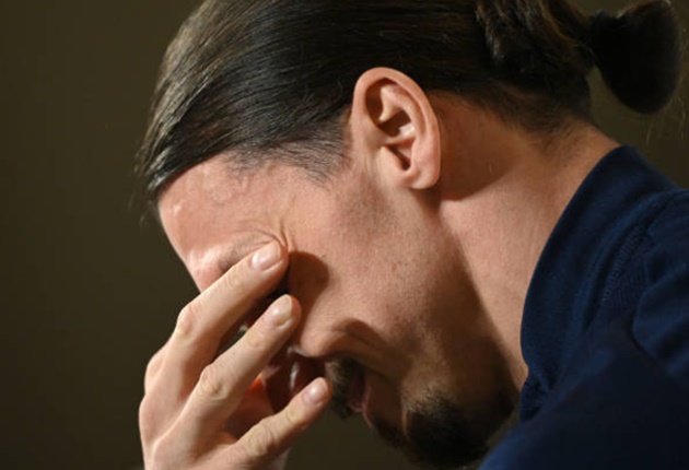 Ibrahimovic dừng họp báo, ôm mặt khóc nghẹn 
