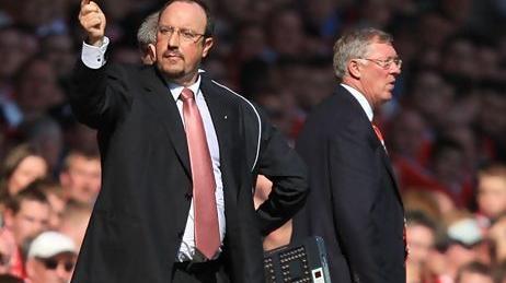 Tấm thẻ vàng khơi mào cuộc khẩu chiến dai dẳng giữa Sir Alex và Benitez