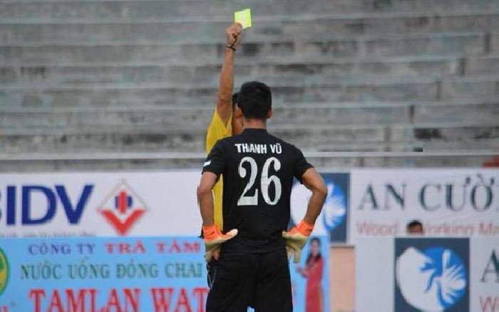 Thủ môn Cần Thơ "trả giá" sau hành động đáng xấu hổ với trọng tài