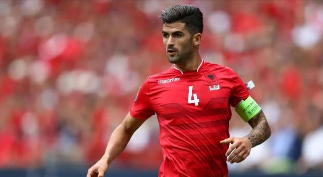 Chiêu mộ thủ quân Albania, Man Utd 'một mũi tên trúng ba đích'
