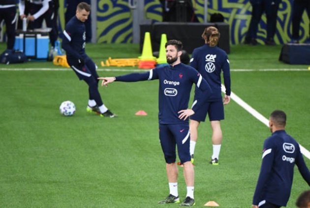 Pháp lên đường hành quân, Deschamps đăm chiêu nhìn 'cục cưng'
