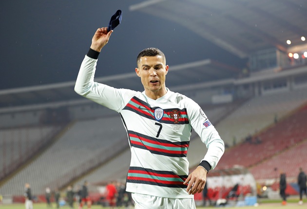 CHOÁNG! Quá giận dữ, Ronaldo ném băng đội trưởng xuống sân