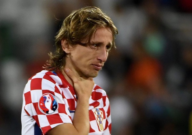 Toàn thể đồng đội vây quanh làm 1 điều, Modric rơi lệ