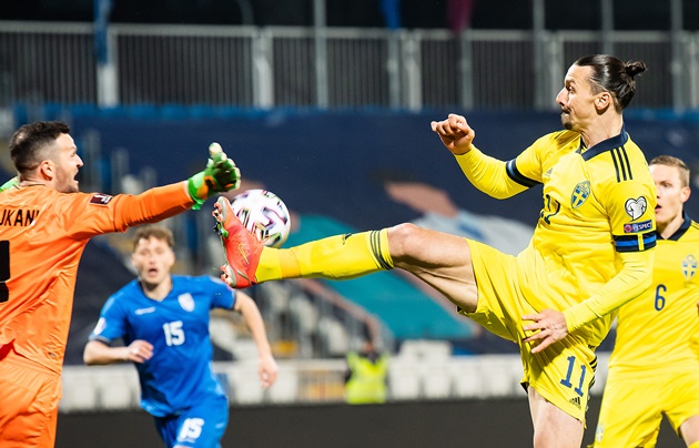 Ibrahimovic siêu việt, đánh gót kiến tạo thần sầu khiến đối thủ nóng giận 