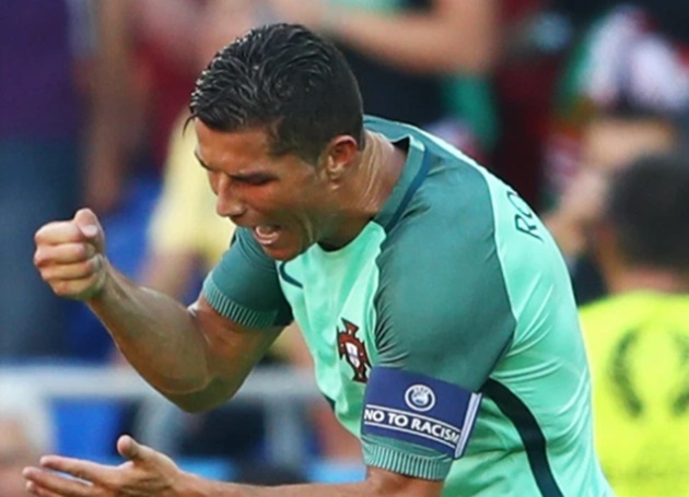 6 lần Ronaldo nổi điên: Từ ném micro đến nằm sân gào khóc