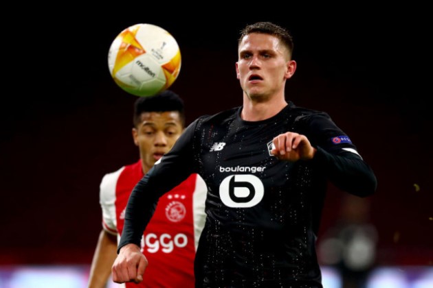 XONG! 'Vua chuyển nhượng' lên tiếng, đã rõ 4 trung vệ Man Utd theo đuổi