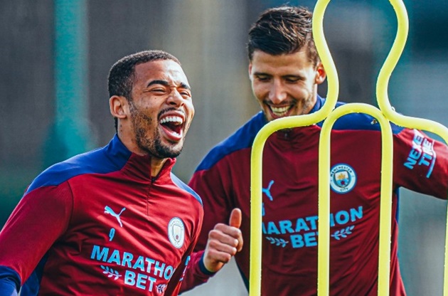 Aguero khẽ cười, Jesus khoái trá trên sân tập Man City