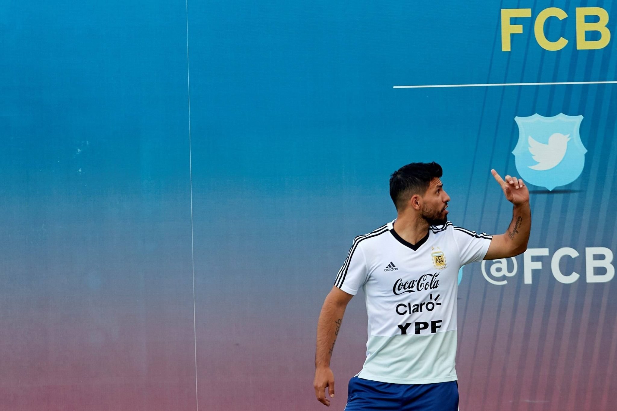 CĐV Barca ủng hộ CLB chiêu mộ cái tên này làm đối tác cho Messi