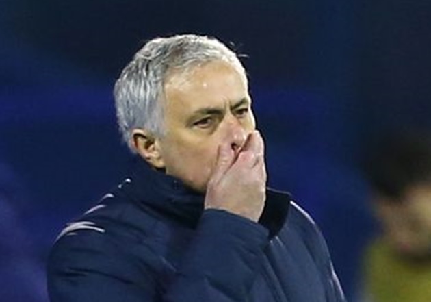 Mourinho bị chỉ trích, HLV đối thủ nói lời thật lòng