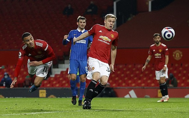 Greenwood đánh đầu như Van Persie, Man United ngược dòng đẳng cấp