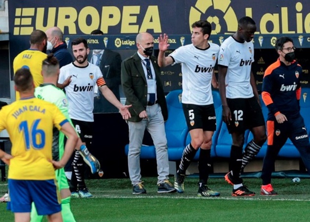 SỐC: Sao La Liga gọi đối thủ là 'con khỉ', tập thể Valencia bỏ trận 
