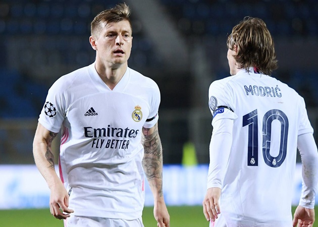 Ảnh bài viết Kroos chuyền bóng 'xé toạc' Liverpool, Declan Rice ngả mũ kính phục