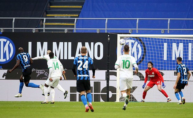 Lukaku lại ghi bàn, Inter bỏ xa AC Milan