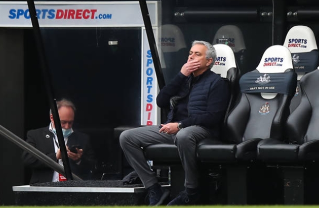 Ngán ngẩm với hàng thủ, Mourinho quyết có được trung vệ 60 triệu euro
