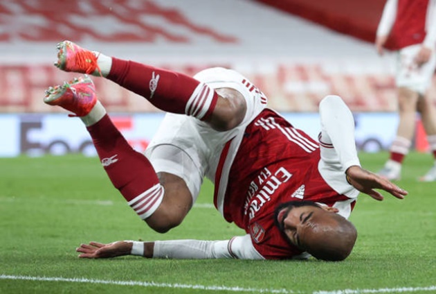 Cầm vàng lại để vàng rơi, Arsenal ôm hận tại Emirates