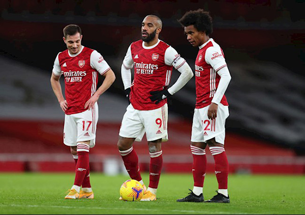Martin Keown chỉ ra 2 cầu thủ chơi kém nhất Arsenal trận hòa Slavia Prague