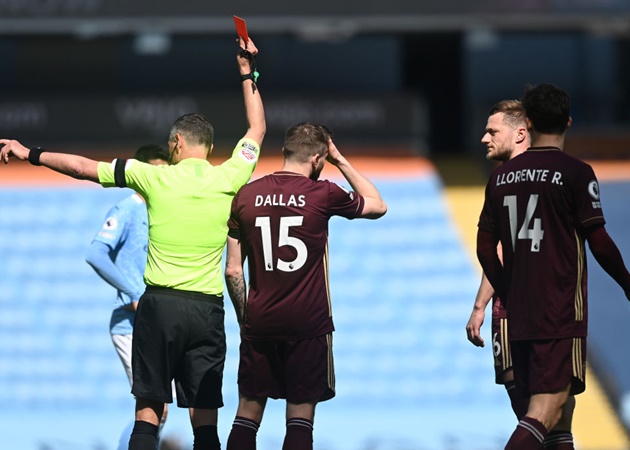 CHOÁNG! Sao Man City hứng trọn cú vào bóng ghê rợn từ cầu thủ Leeds