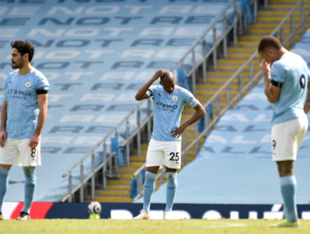 Etihad sụp đổ, Man City ngã quỵ trước 10 người Leeds quá nhanh quá nguy hiểm