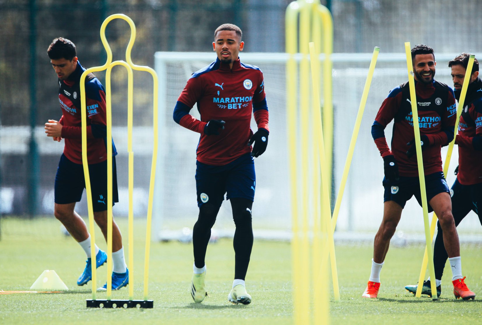 Man City ung dung ngồi nhìn M.U với Spurs đánh nhau "sứt đầu mẻ trán"