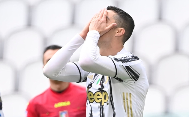 CHOÁNG! Quá điệu đà, Ronaldo bỏ lỡ cơ hội từ khoảng cách chưa đầy 1m