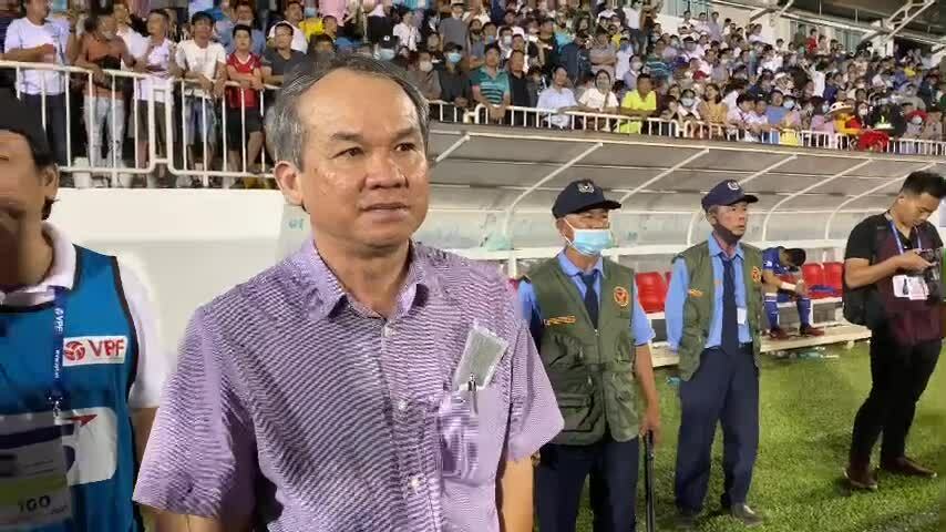 Bầu Đức có lý về câu chuyện "5 thằng gầy đánh 1 thằng béo"?