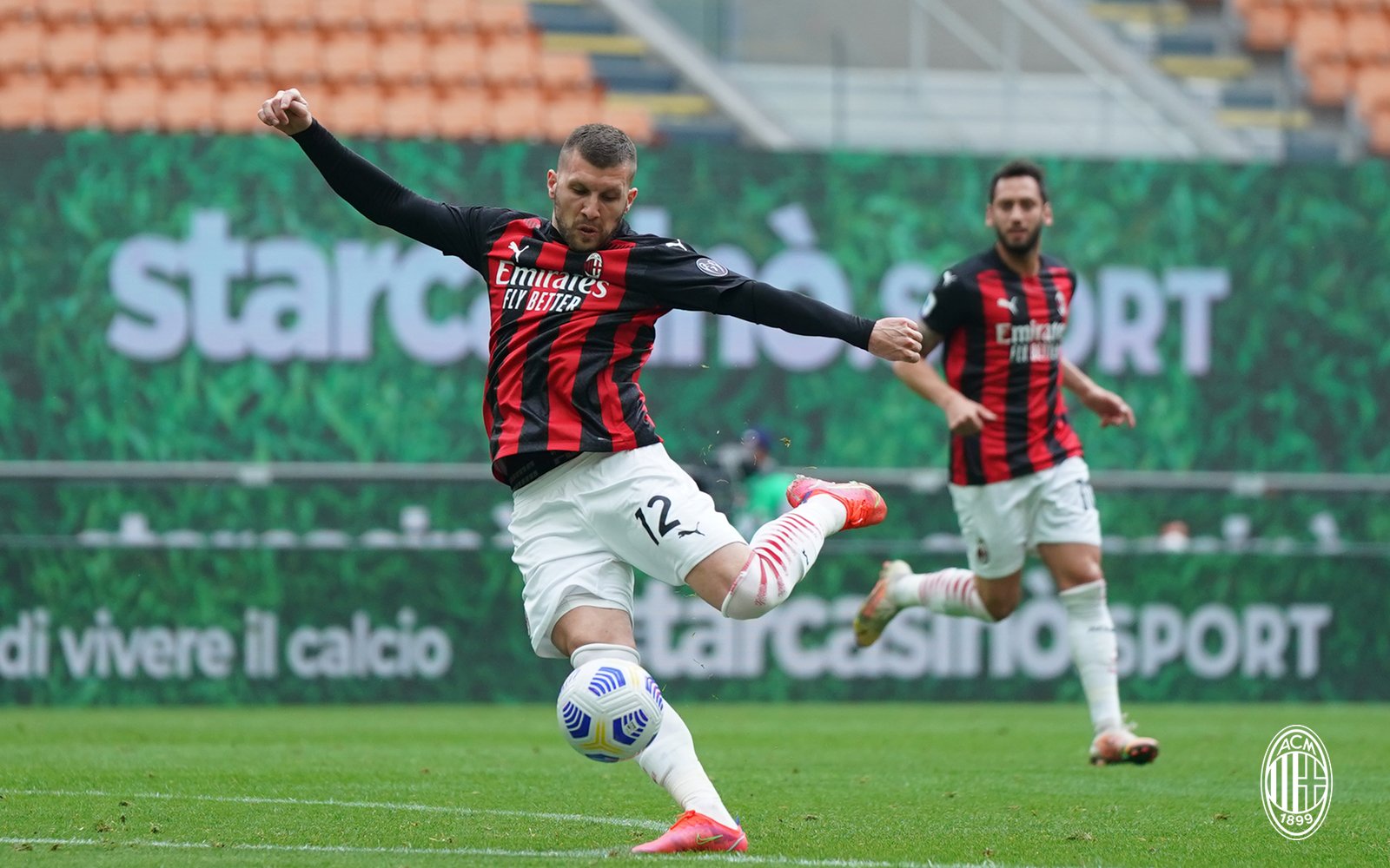 Genoa “biếu không” bàn thắng, AC Milan tiếp tục rượt đuổi Inter trên BXH