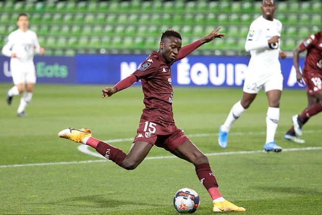Săn đón 'quái vật tuyến giữa' của Metz, Man Utd giành 'pole'