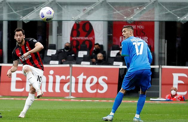 Calhanoglu có siêu phẩm, AC Milan vẫn trắng tay trước Sassuolo