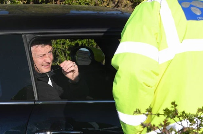 CĐV 'náo loạn' Carrington, Ole cùng dàn sao Man Utd bị 'vạ lây'