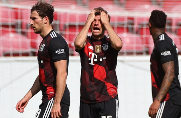 Neuer liên tục "tấu hài", Bayern bỏ lỡ cơ hội vô địch Bundesliga