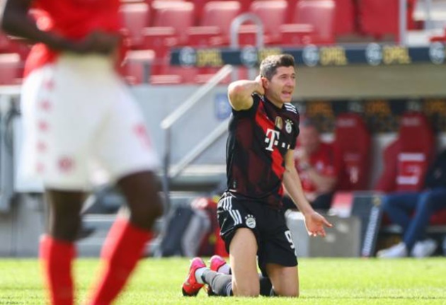 Lewandowski tái xuất trừng phạt Hack, Bayern lại thua đau